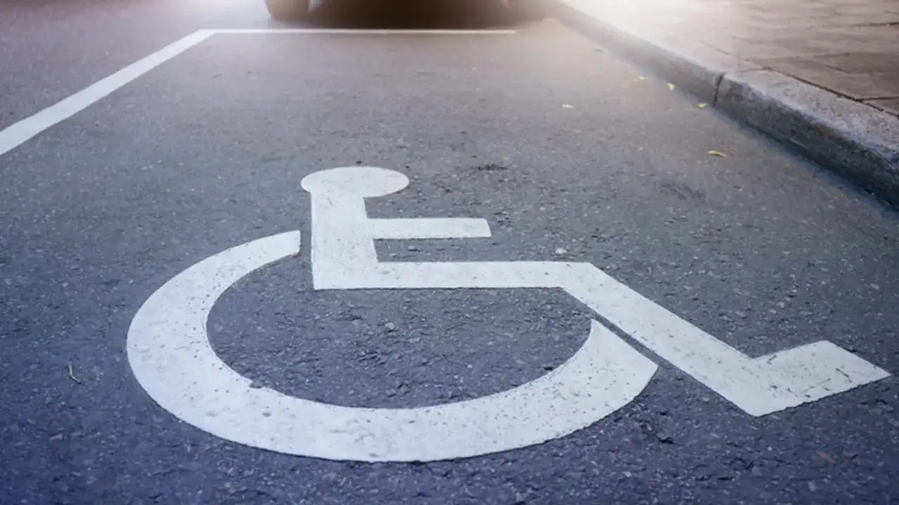 Czy opiekun osoby niepełnosprawnej może korzystać z karty parkingowej bez ryzyka?