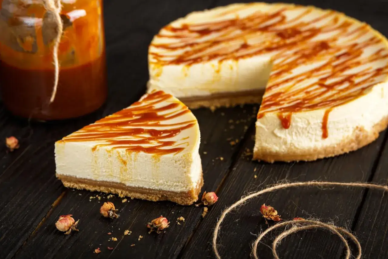 Pyszny sernik z 1kg sera, polany karmelem. Ile czasu piec sernik z 1kg sera? Czas pieczenia zależy od przepisu.