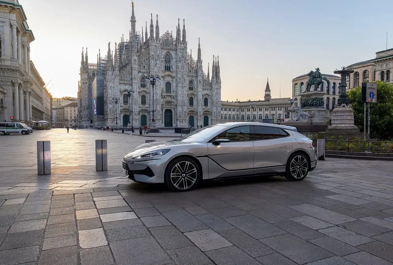 Srebrny Denza Z9 GT na tle Katedry Duomo w Mediolanie. Sprawdź aktualną denza z9 gt cena!