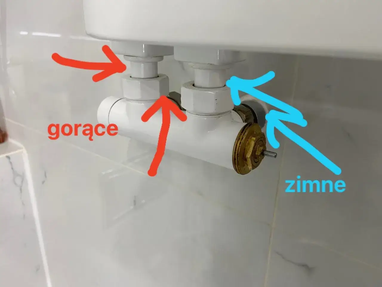 Grzejnik nie grzeje. Strzałki pokazują, że gorąca woda nie płynie, a zimna tak.