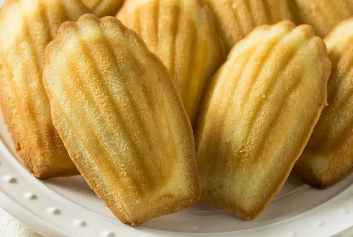 Des madeleines dorées et moelleuses, parfaites pour une recette facile à la Cyril Lignac.