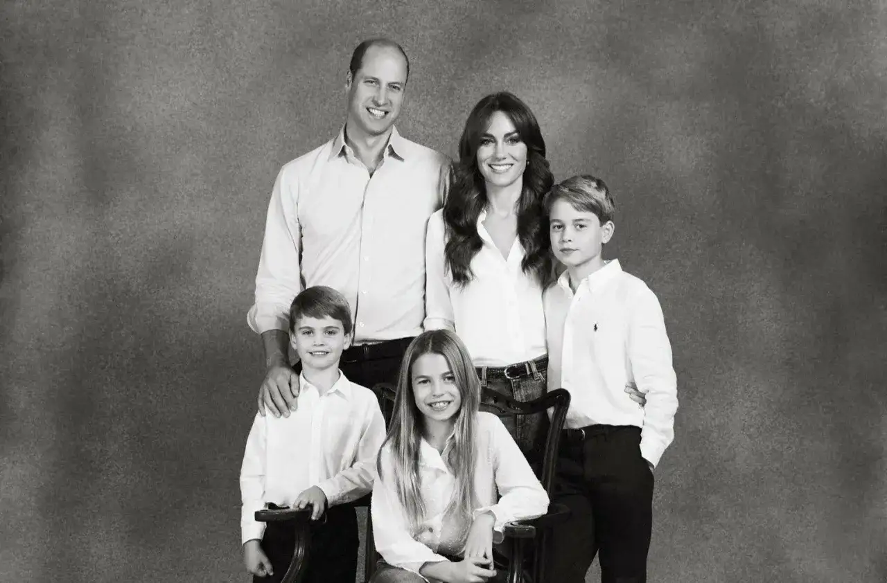 Uśmiechnięci William i Kate z dziećmi, ubranymi na biało, pozują do rodzinnego portretu.