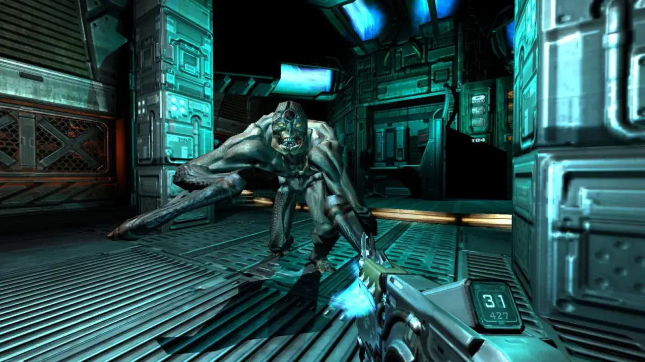 Potwór z Doom 3 BFG Edition spolszczenie czai się w korytarzu. Gracz celuje z broni.