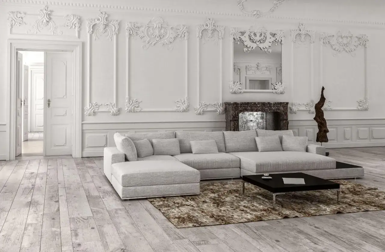 Elegancki salon z ozdobną ramą lustra ze styropianu, kominkiem i wygodną sofą.