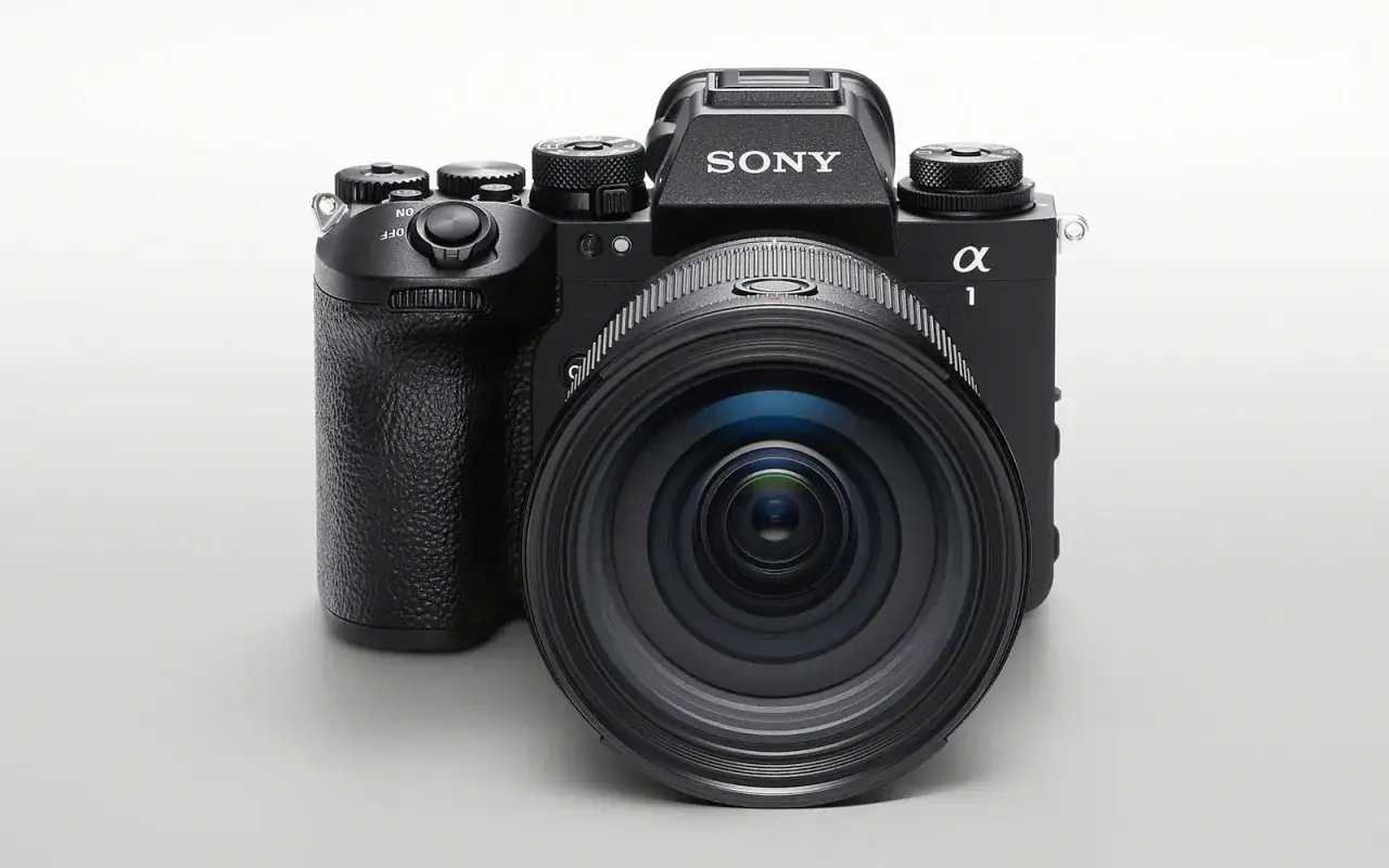 Profesjonalny aparat Sony alfa 1 z obiektywem.