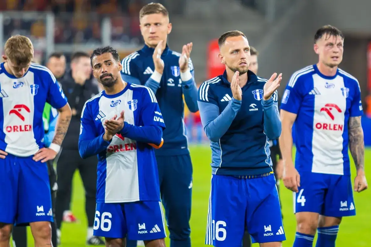 Piłkarze Wisły Płock w niebieskich strojach, z numerami 66 i 16, klaszczą. To może być moment po meczu, a kibice czekają na wieści o wisła płock transfery.