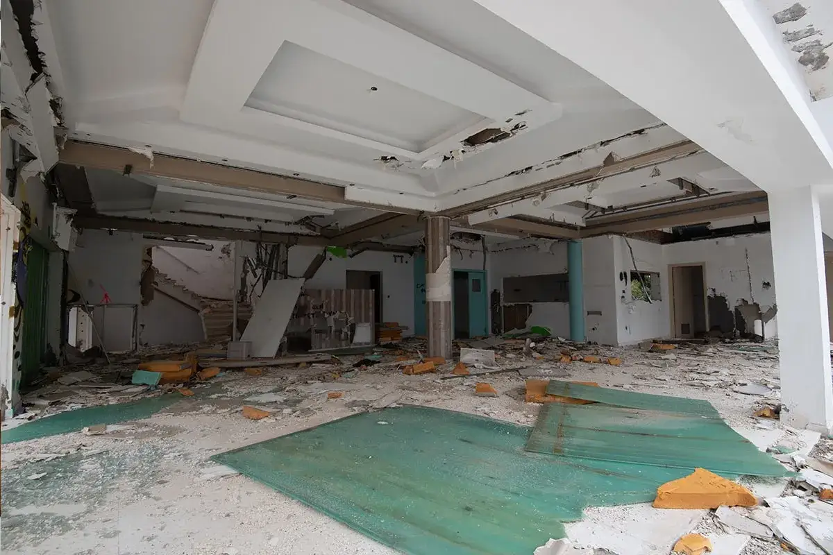 Interior de un piso en ruinas, con escombros por doquier. Un caso para denunciar alquiler piso en malas condiciones.