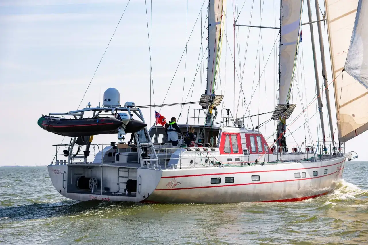 Segelboot "The Creek" mit Beiboot und Besatzung auf dem Wasser. Ein pelagic 77-Abenteuer beginnt.
