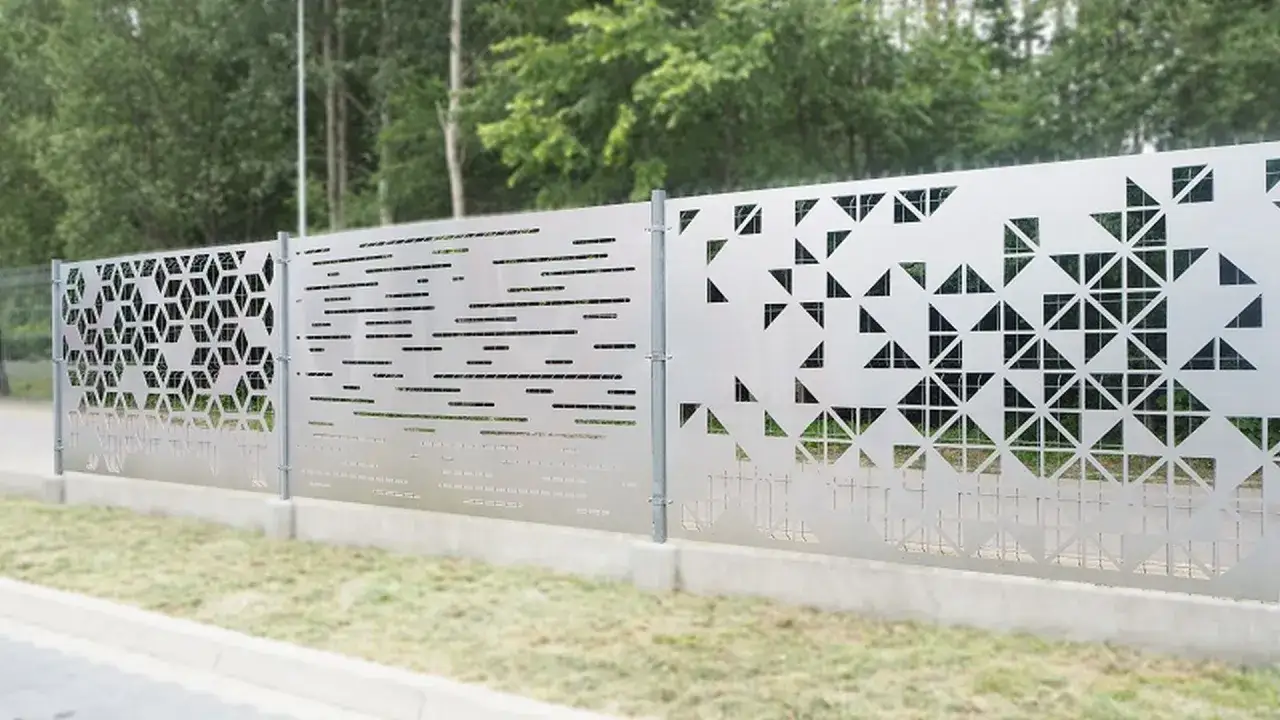 Nowoczesne przęsło ogrodzeniowe ocynkowane z geometrycznymi wzorami.