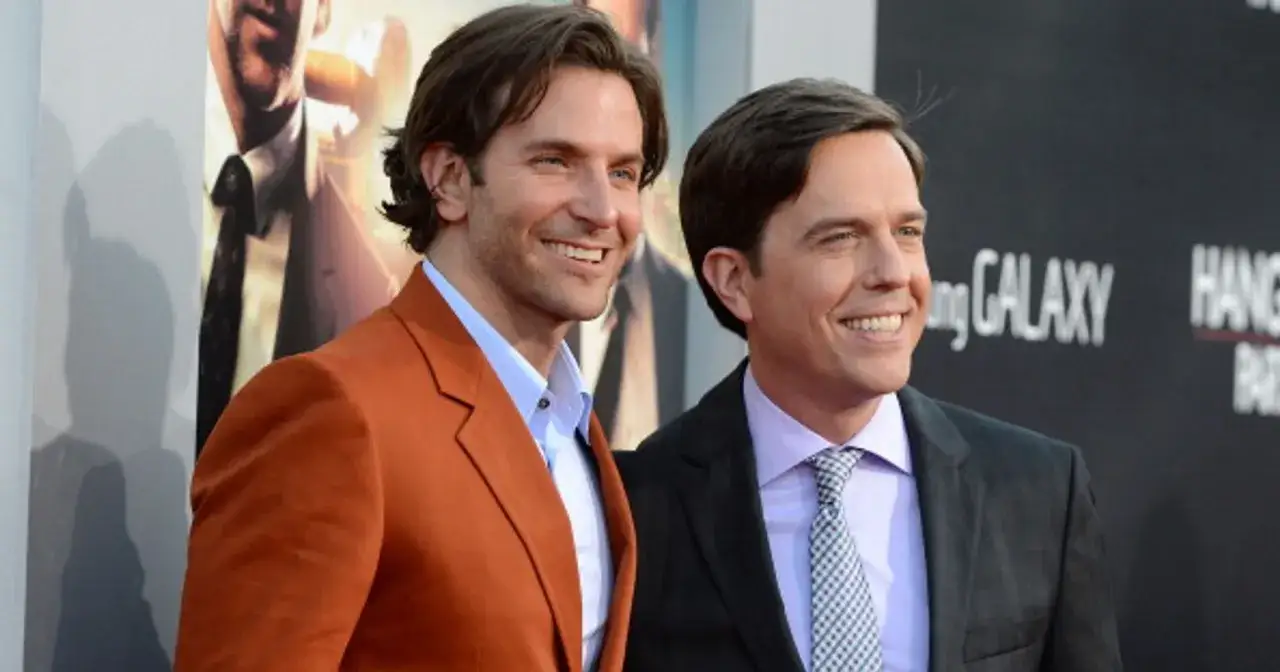 Bradley Cooper i Ed Helms, gwiazdy filmu Kac Vegas, pozują do zdjęć na premierze.