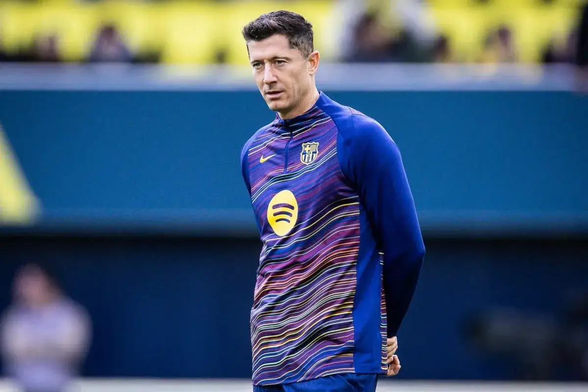 Robert Lewandowski w stroju treningowym FC Barcelona, symbolizujący udane barcelona transfery.