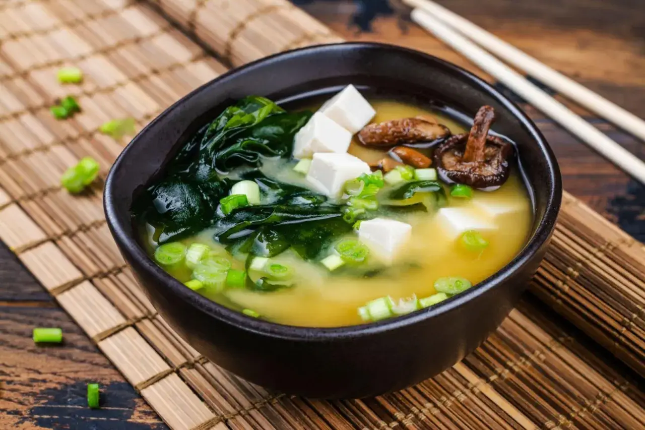 A miseczka zupy miso z tofu, wodorostami i grzybami shiitake. Idealny przepis na rozgrzewający posiłek.