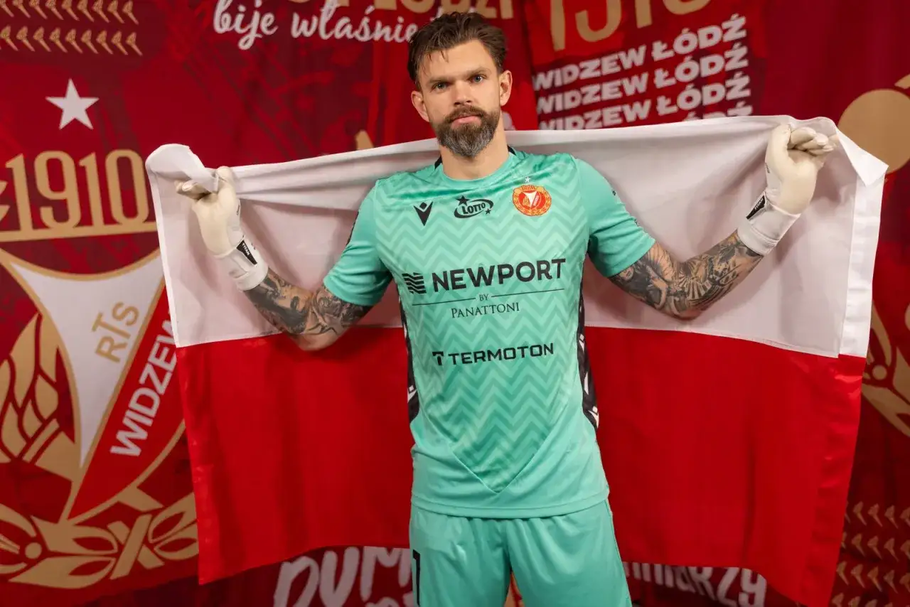 Bramkarz w zielonym stroju z polską flagą. Nowe widzew transfery w Łodzi.