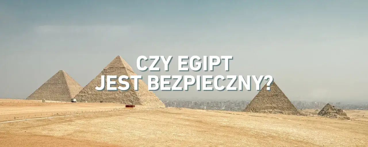 Piramidy w Egipcie na tle miasta. Tekst pyta: "Czy w Egipcie jest teraz bezpiecznie?".