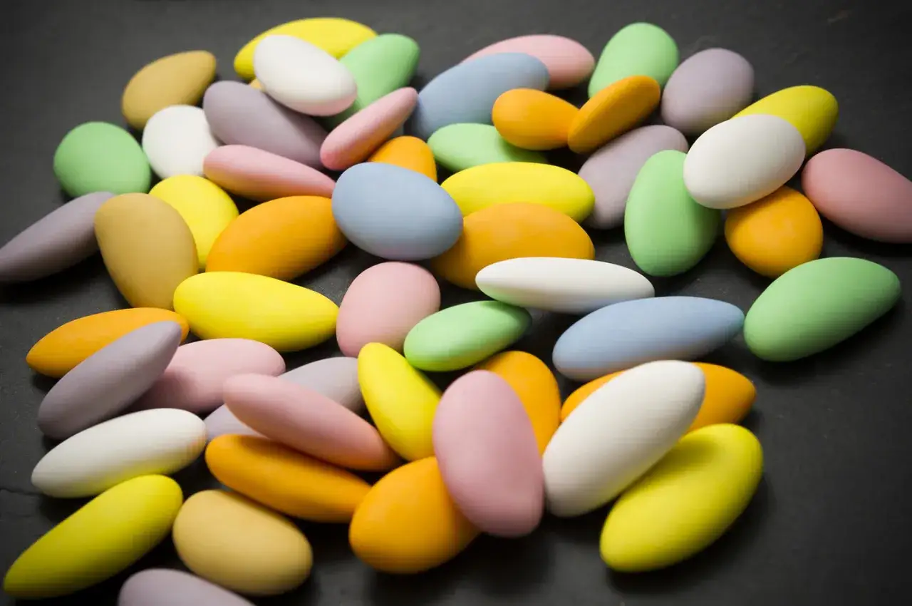 Dragées multicolores, une spécialité de Verdun, sur fond sombre.