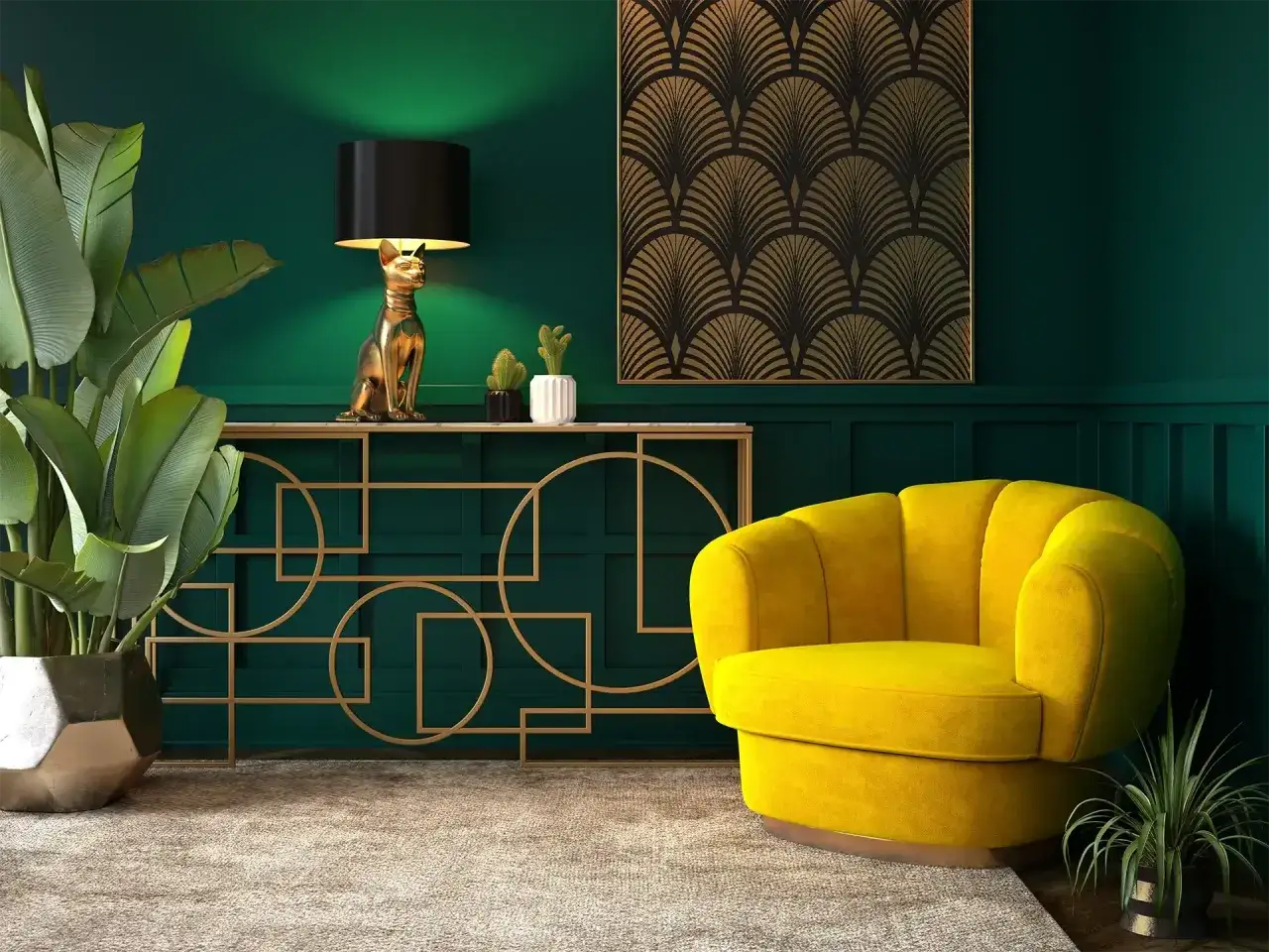 Eleganckie wnętrze w stylu art deco nowoczesny: złoty kot jako lampa, żółty fotel i geometryczne zdobienia na zielonej ścianie.