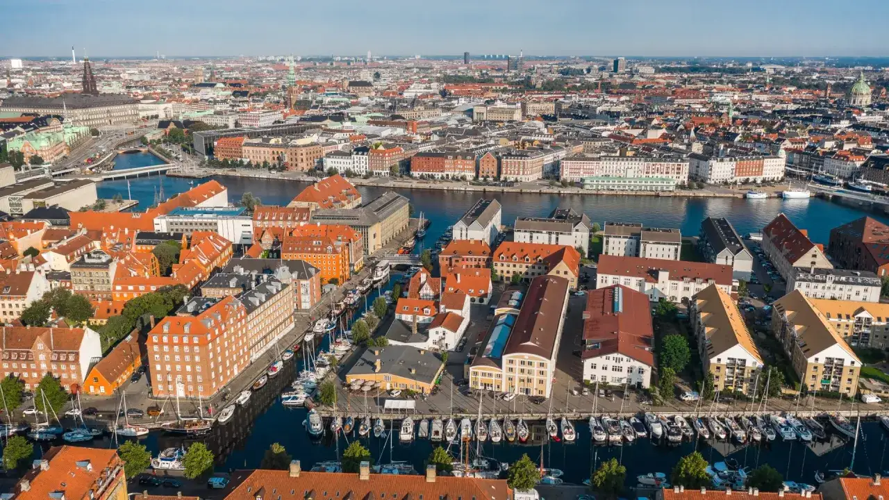 Widok z lotu ptaka na Kopenhagę, kanały pełne łodzi i promów. Idealne miejsce na wycieczkę promem do Kopenhagi.