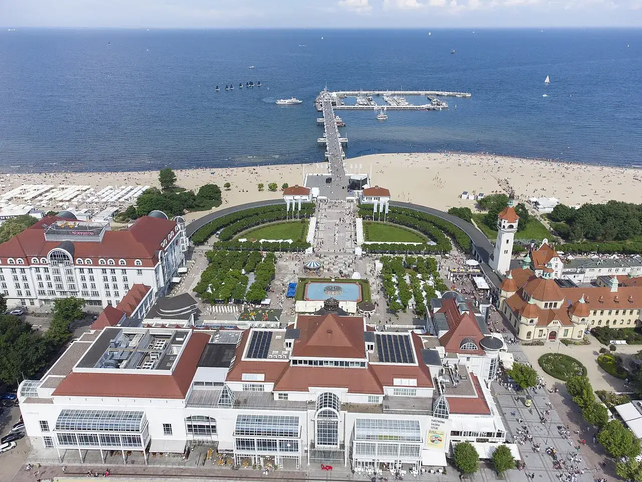 Sopot, perła województwa pomorskiego, z molo, plażą i piękną architekturą.
