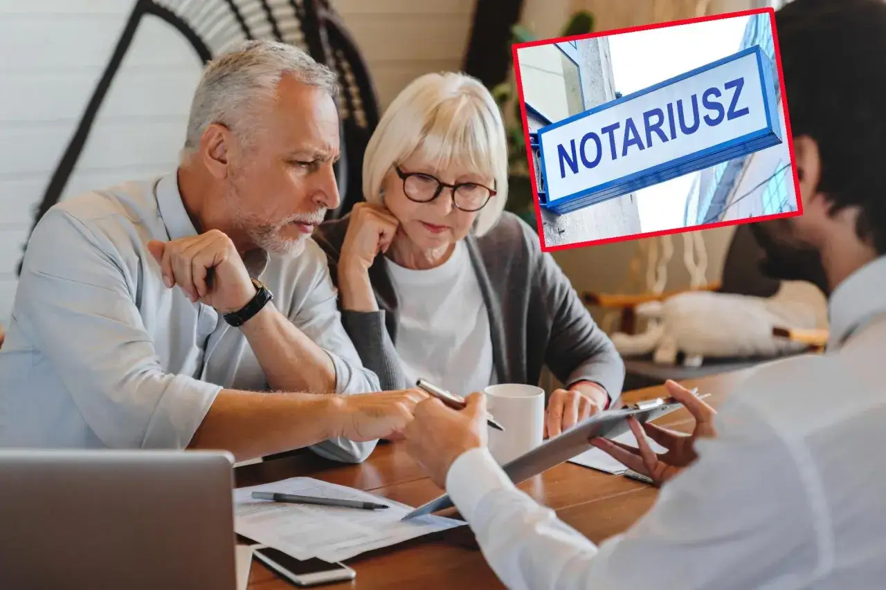 Starsze małżeństwo u notariusza omawia, ile kosztuje przepisanie mieszkania. Tabliczka "NOTARIUSZ" potwierdza miejsce.