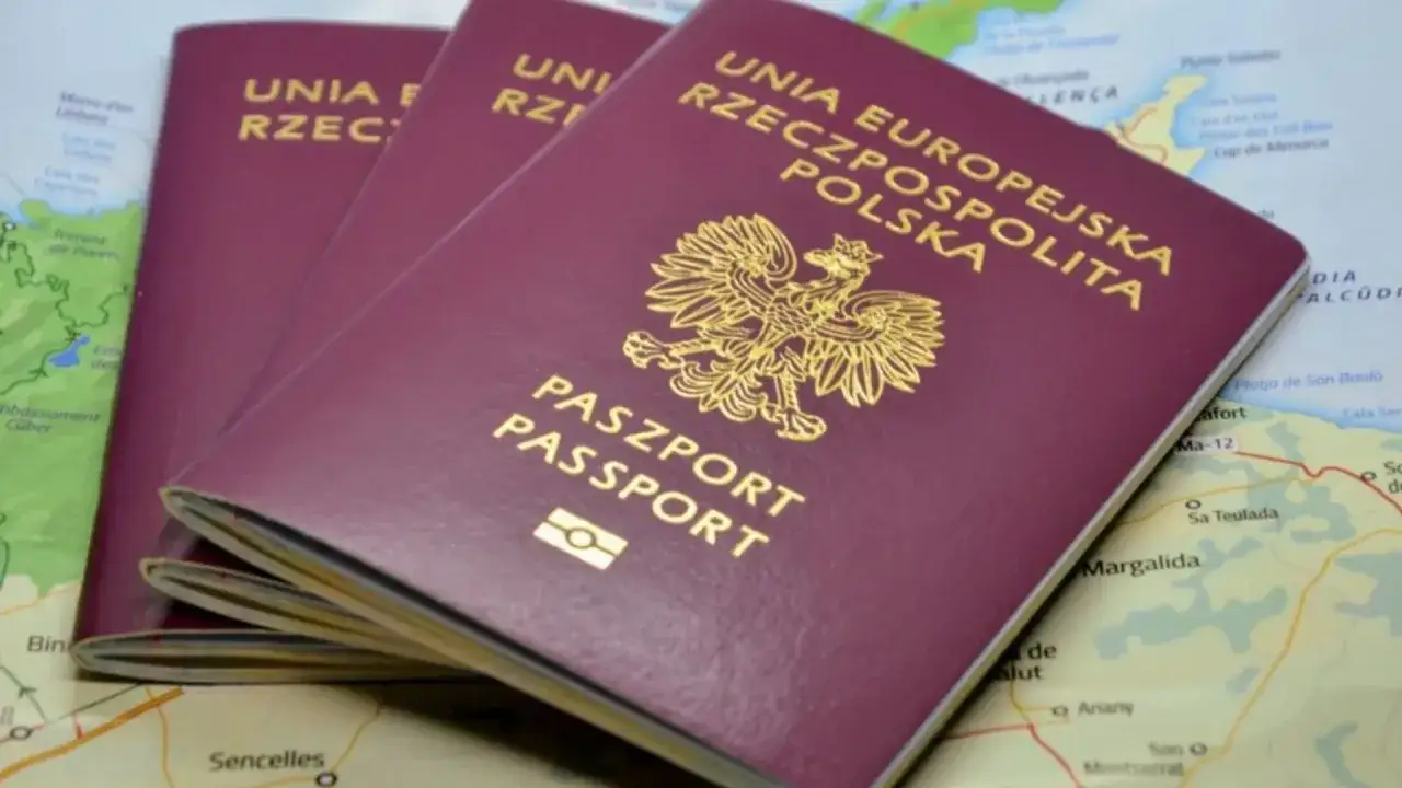 Trzy polskie paszporty leżą na mapie, gotowe do podróży. Dowiedz się, jak wyrobić paszport i rozpocząć swoją przygodę.