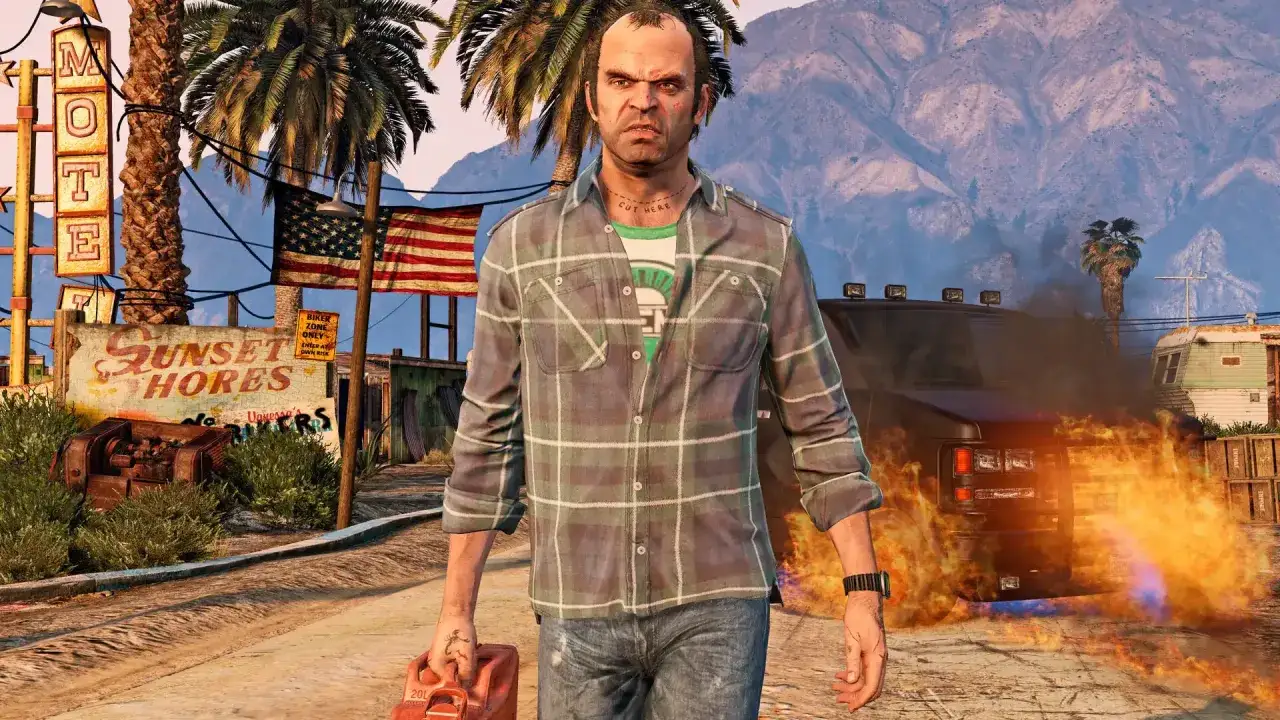 Trevor z GTA V z kanistrem, obok płonącego samochodu i znaku "Sunset Hores". Idealny do gry przez Game Pass!