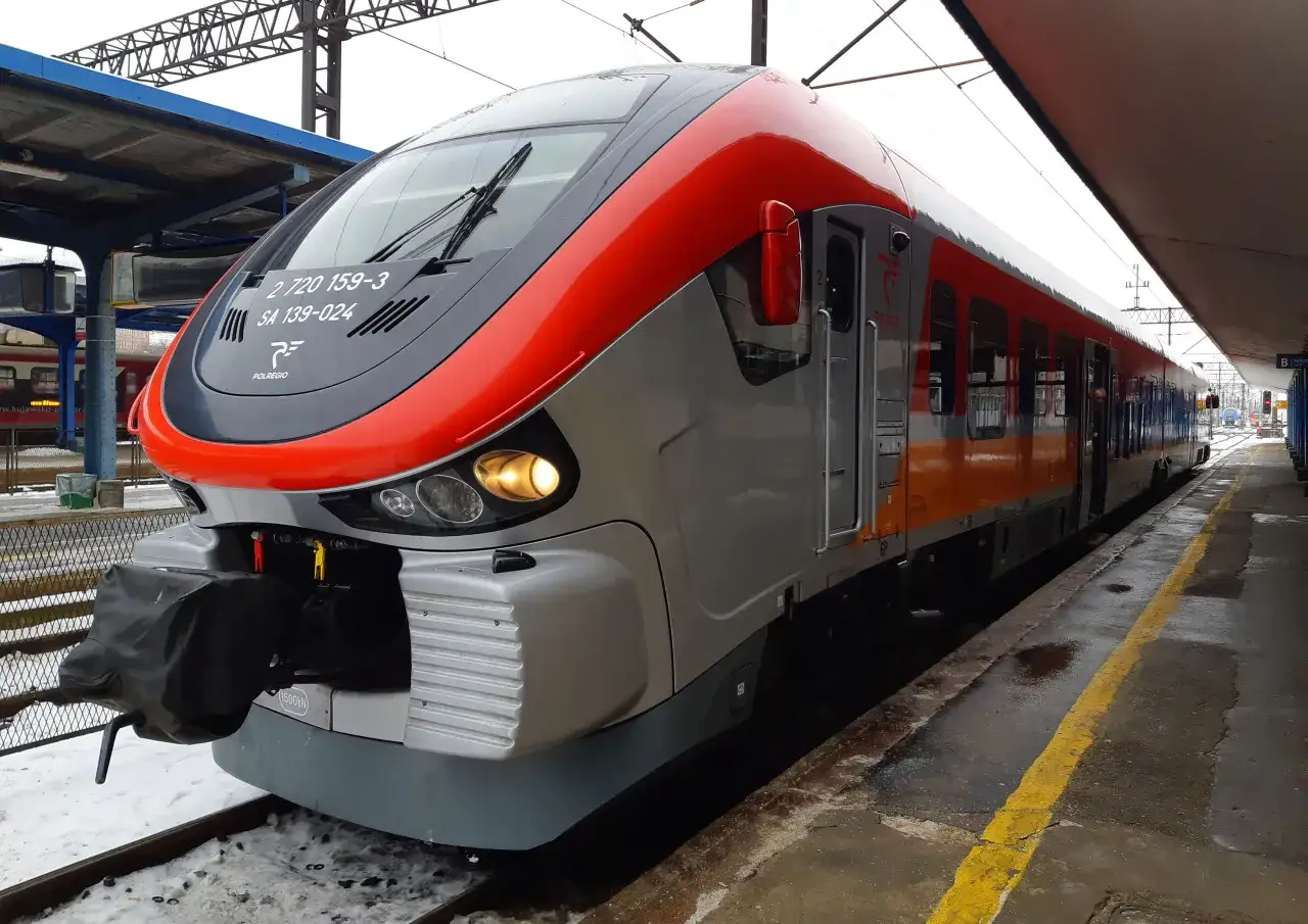 Nowoczesny pociąg Polregio na stacji, gotowy do podróży z Olsztyna do Warszawy.