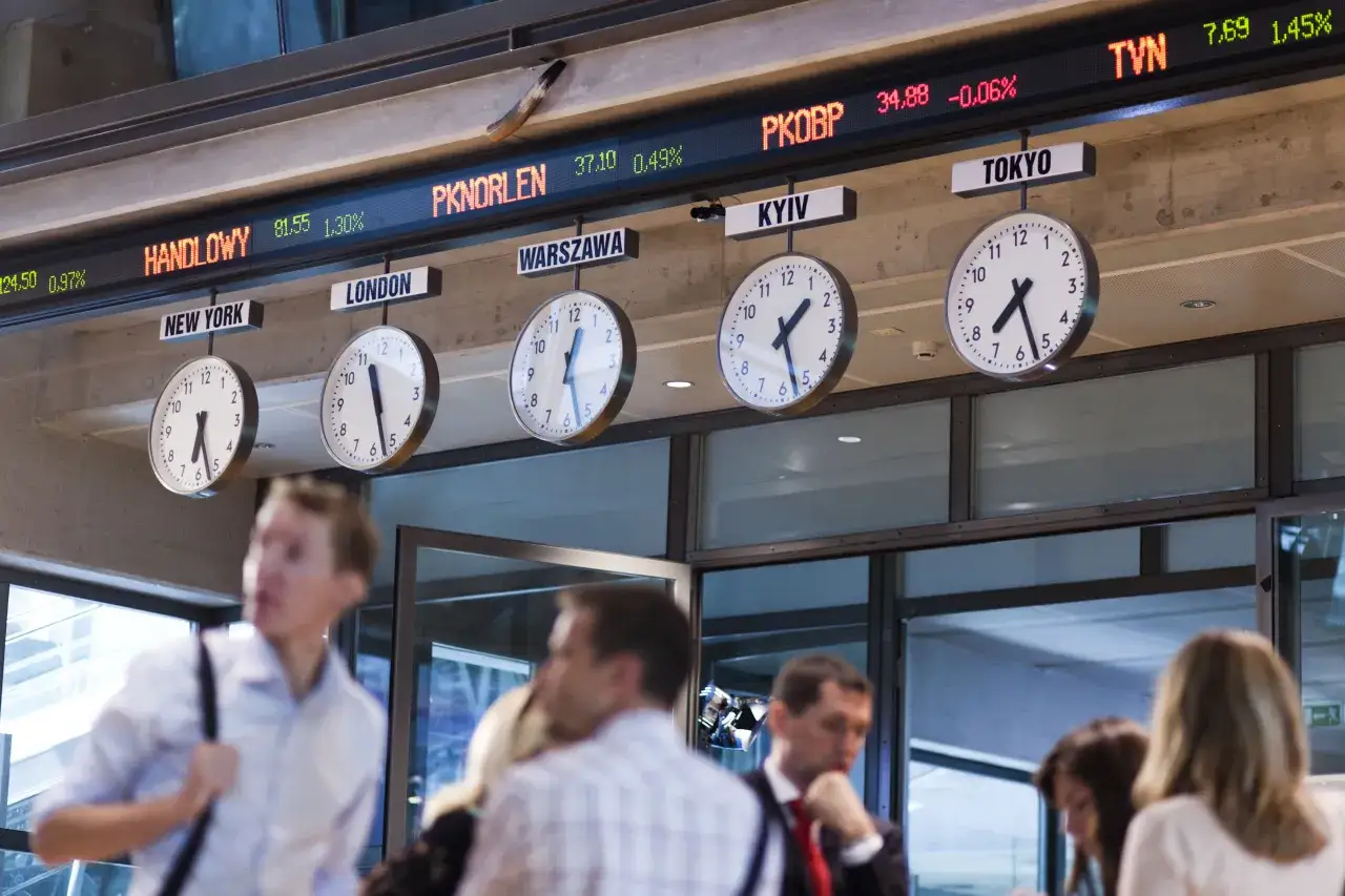 Zarobki stewardessy LOT: Od 4500 do 12000 zł? Pełna analiza