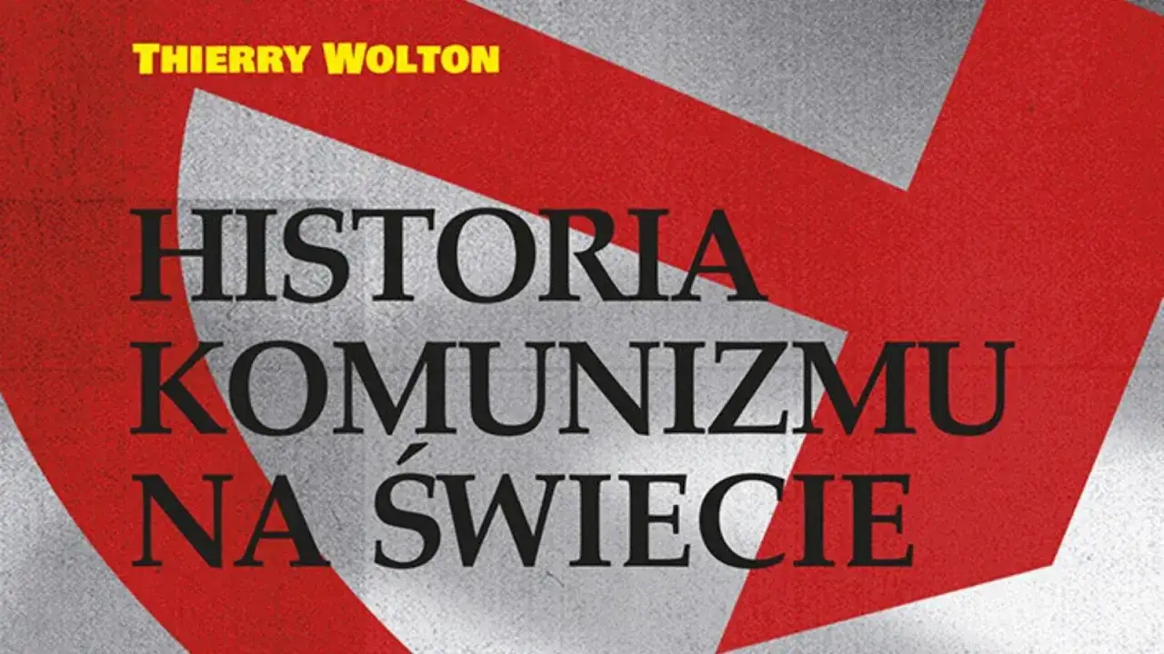 Okładka książki "Historia komunizmu na świecie" Thierry'ego Woltona z czerwonym symbolem.