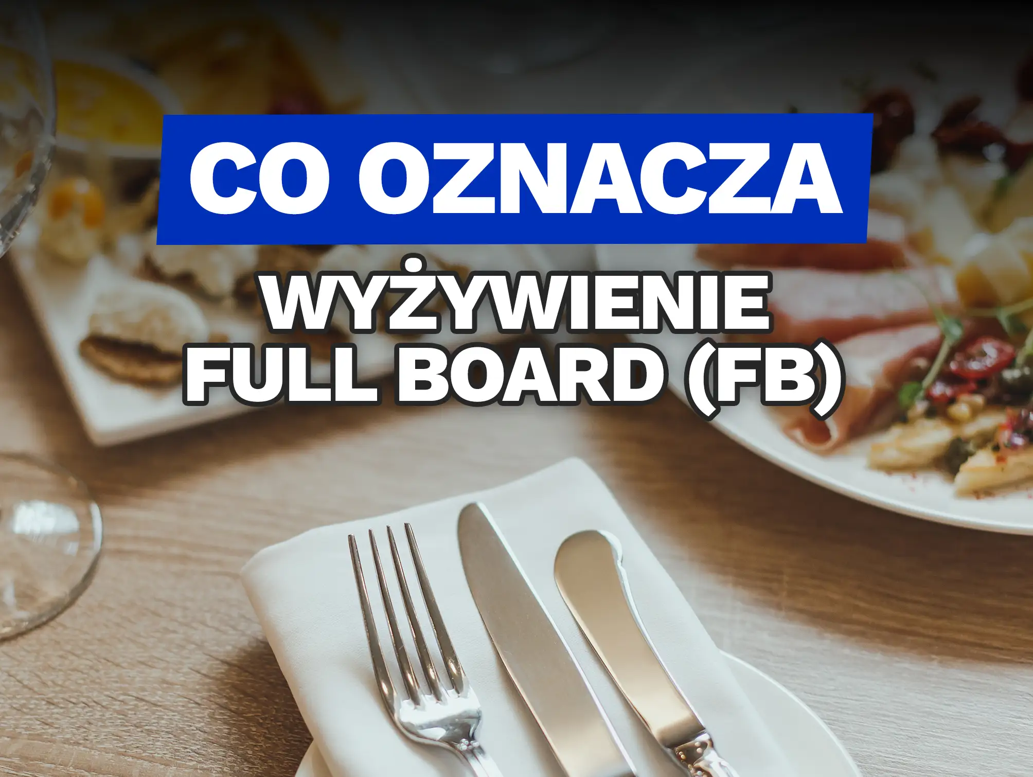 Co to znaczy wyżywienie full board (FB)? Talerze z jedzeniem i nakrycie stołu sugerują pełne wyżywienie.