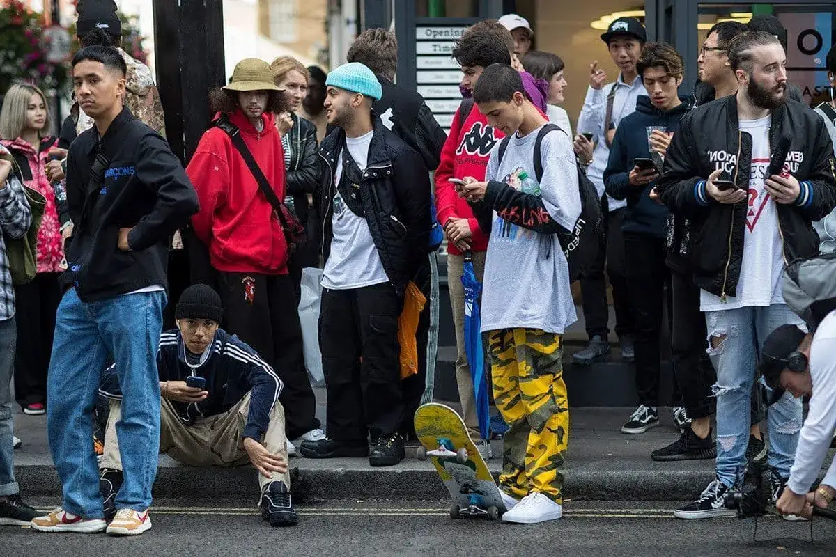 Streetwear: Co to znaczy? Przewodnik po stylu, markach i slangu