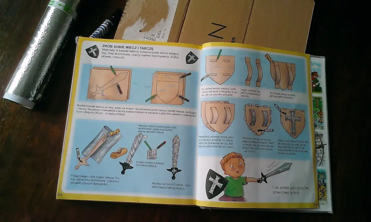 Instrukcja krok po kroku, jak zrobić hełm rycerski i inne akcesoria z tektury i folii aluminiowej.