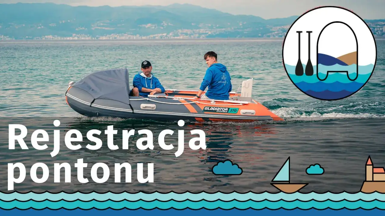 Dwóch mężczyzn płynie pontonem po wodzie. Czy ponton trzeba rejestrować? Na wodzie widać też żaglówkę i budynek.