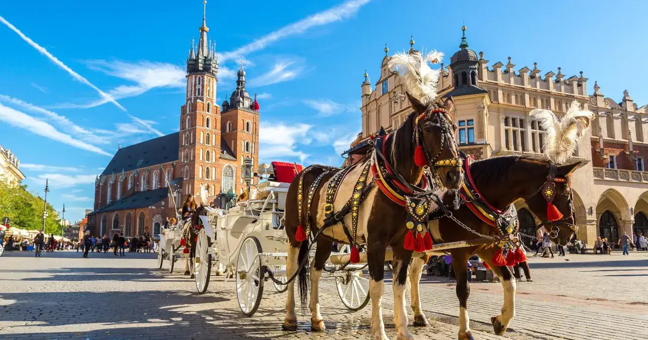Kraków zaprasza! Konne przejażdżki po Rynku Głównym, podziwiając Bazylikę Mariacką i Sukiennice. To idealne miejsce, by poczuć atmosferę miasta i zobaczyć, co można zwiedzić w Krakowie.