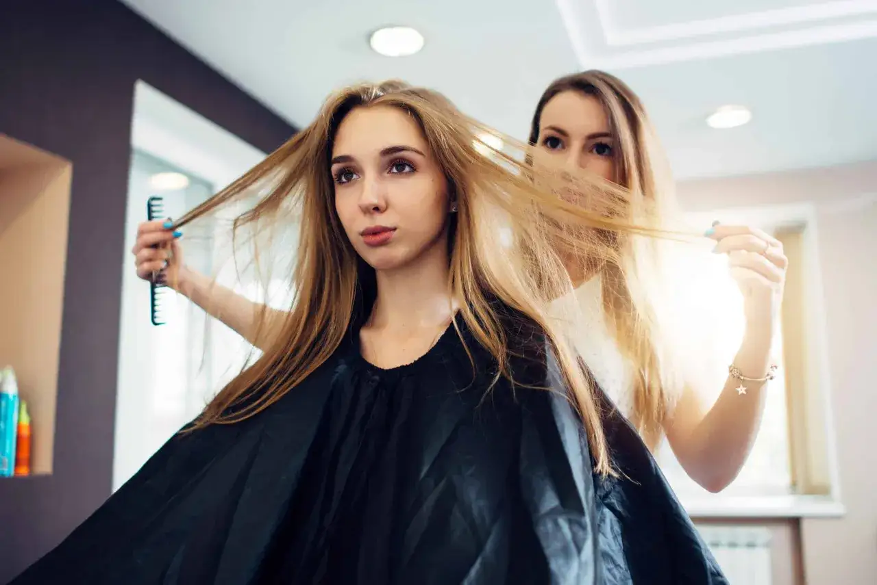 Który fryzjer na Złotych Tarasach strzyże najlepiej? Nasz Top salonów