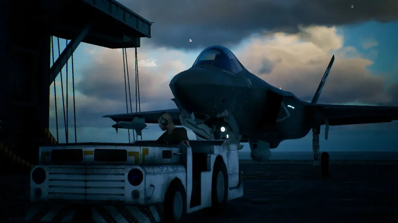 Na lotniskowcu F-35 Lightning II czeka na start. W tle chmury i morze. To scena z gry, która może być częścią ace combat 7 poradnik.