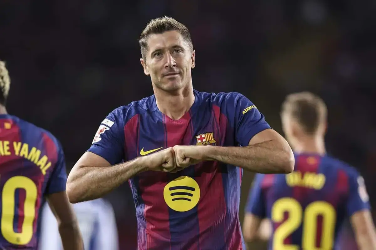 Robert Lewandowski w barwach Barcelony, z dumą prezentuje swoje osiągnięcia. Ciekawe, ile zarabia Lewandowski w Barcelonie, patrząc na jego zaangażowanie.