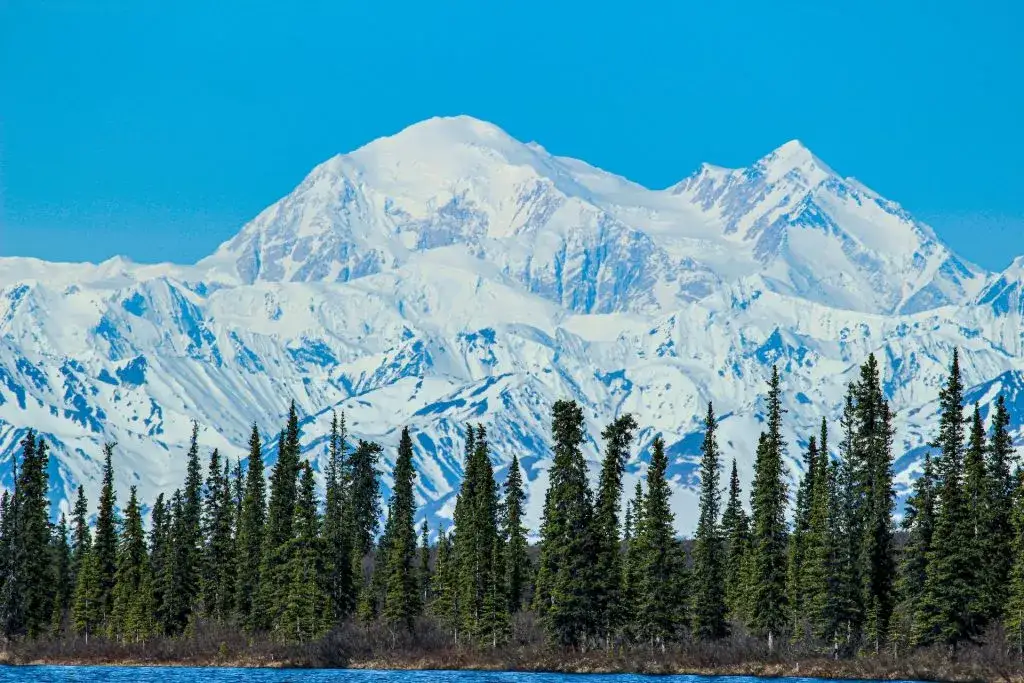 Montañas nevadas: maravillas naturales que no te puedes perder