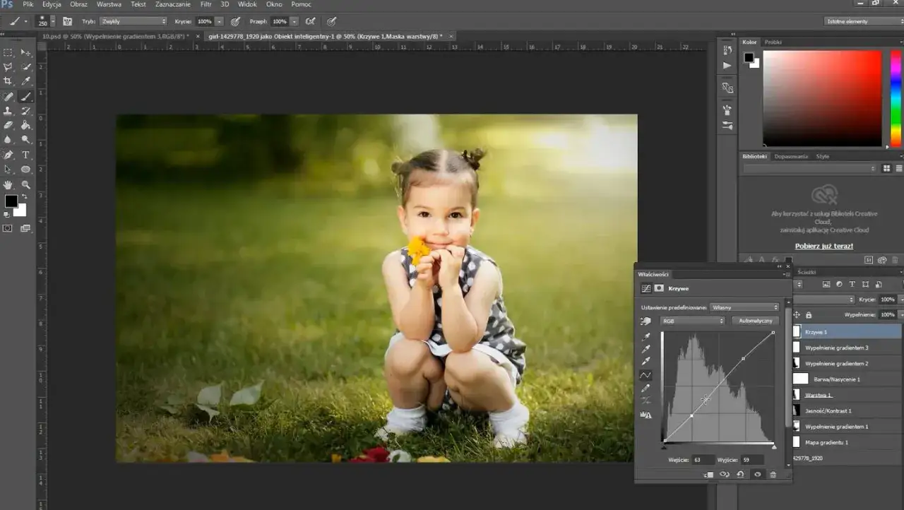 Mała dziewczynka z kwiatkiem w ręku, podczas obróbki zdjęć w Photoshopie. Widoczne okno z krzywymi.