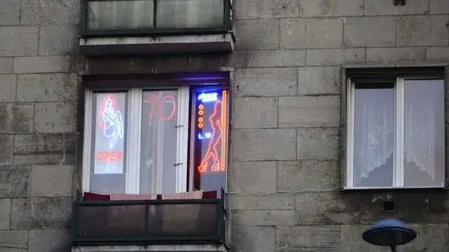 Jak skutecznie pozbyć się agencji towarzyskiej w bloku?