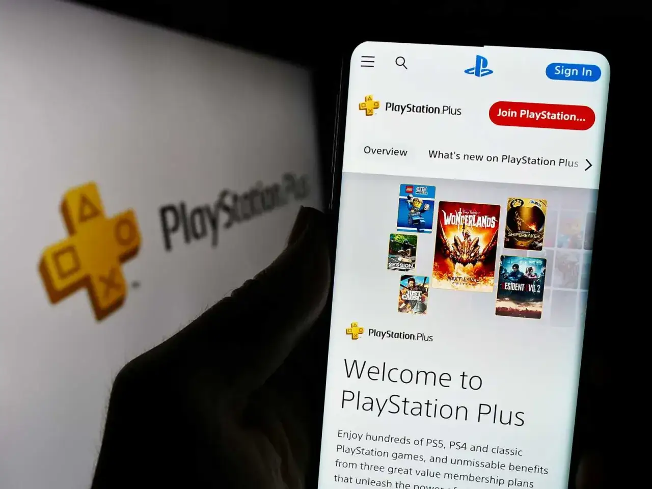 Na ekranie telefonu widoczne są różne rodzaje PS Plus, z grami i opcjami subskrypcji.