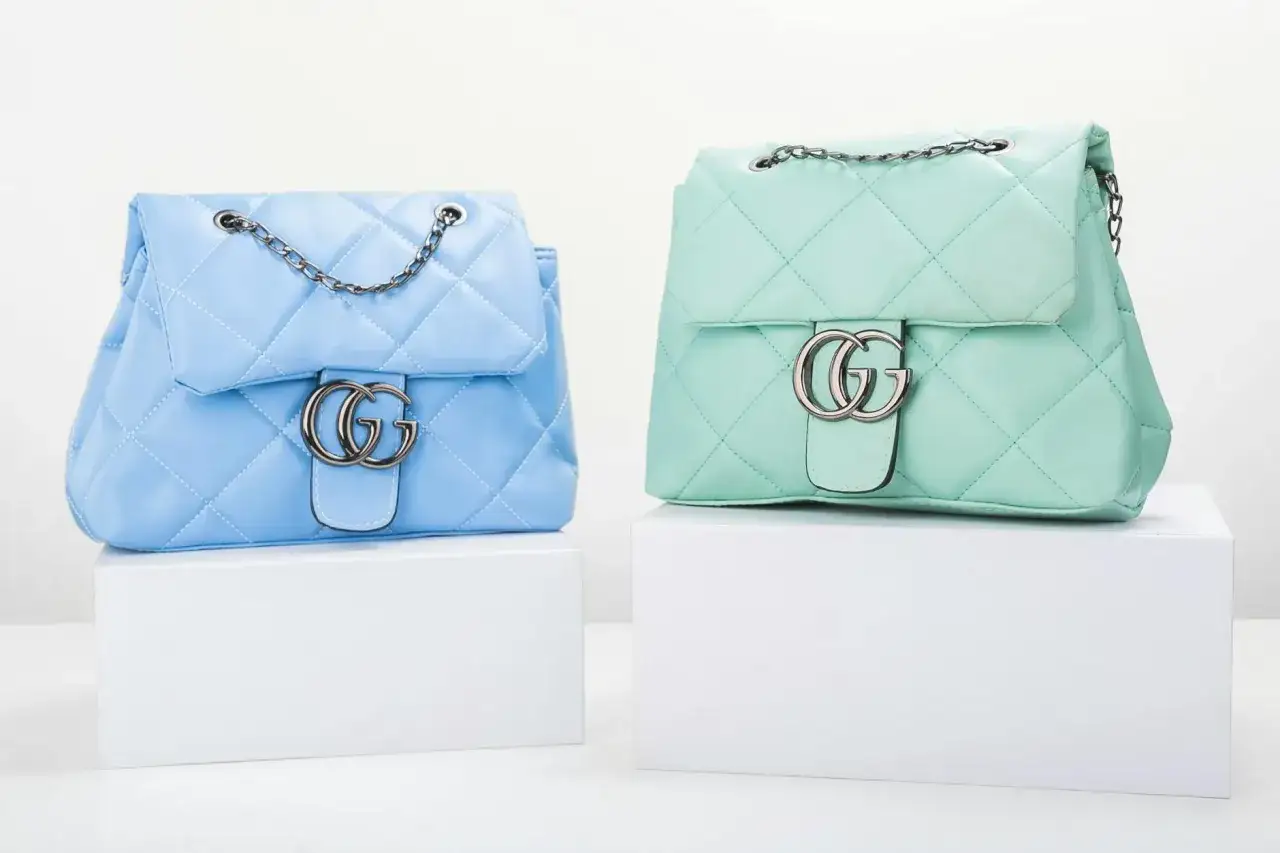Dwie pikowane torebki damskie Gucci w pastelowych kolorach: błękitnym i miętowym, z charakterystycznym logo GG.