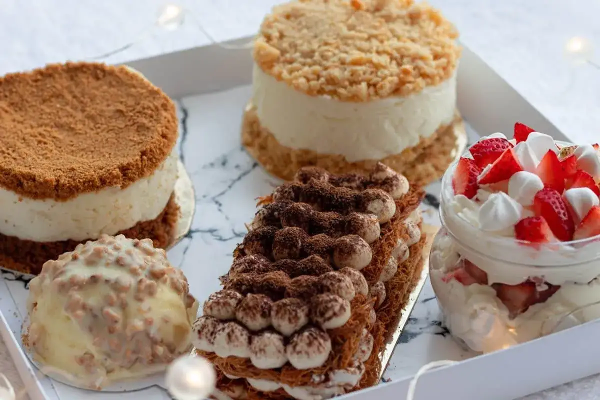 Plateau de pâtisseries variées, dont un tiramisu et une verrine aux fraises. Une belle spécialité de Limoges pour le plaisir des yeux et des papilles.