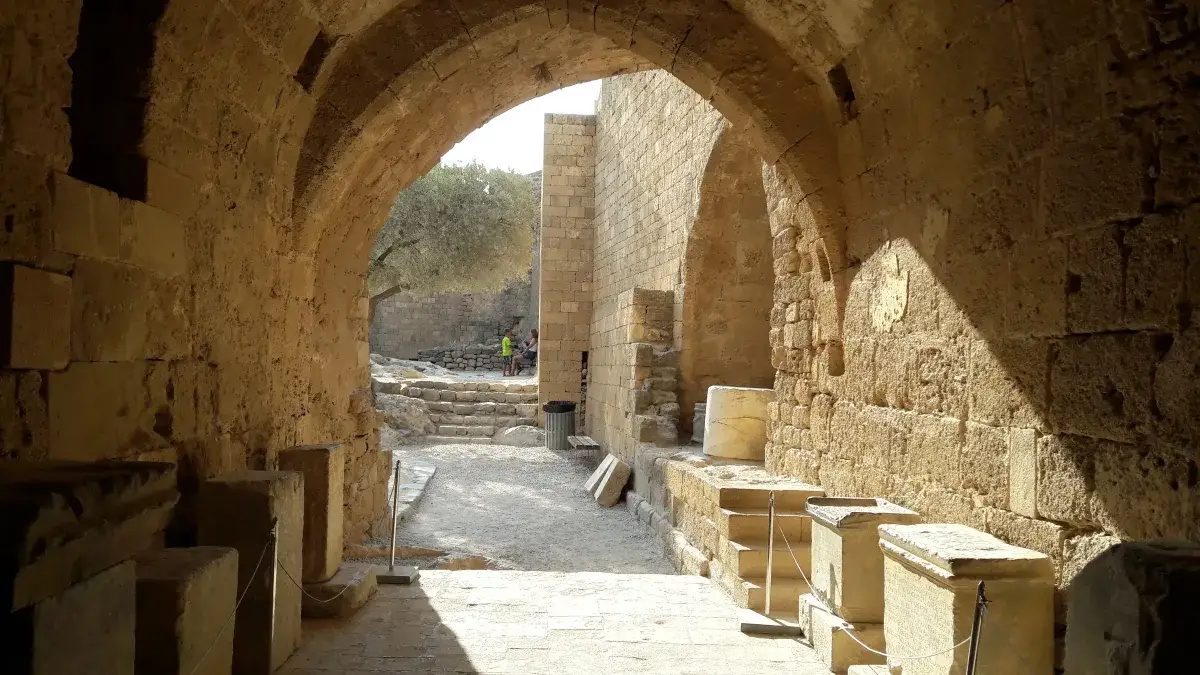 Akropol w Lindos: Magiczne schody historii, które zapierają dech w piersiach