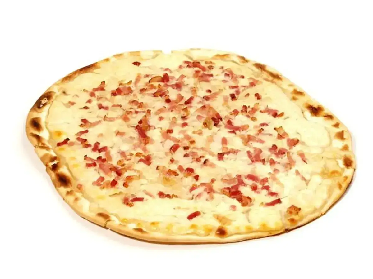 Tarte flambée, spécialité alsacienne, avec sa pâte fine, sa crème et ses lardons. Son origine remonte aux traditions paysannes.