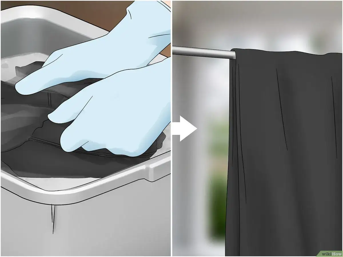 Manos enguantadas sumergen ropa negra en un recipiente, luego la prenda cuelga seca. Proceso para teñir ropa negra.