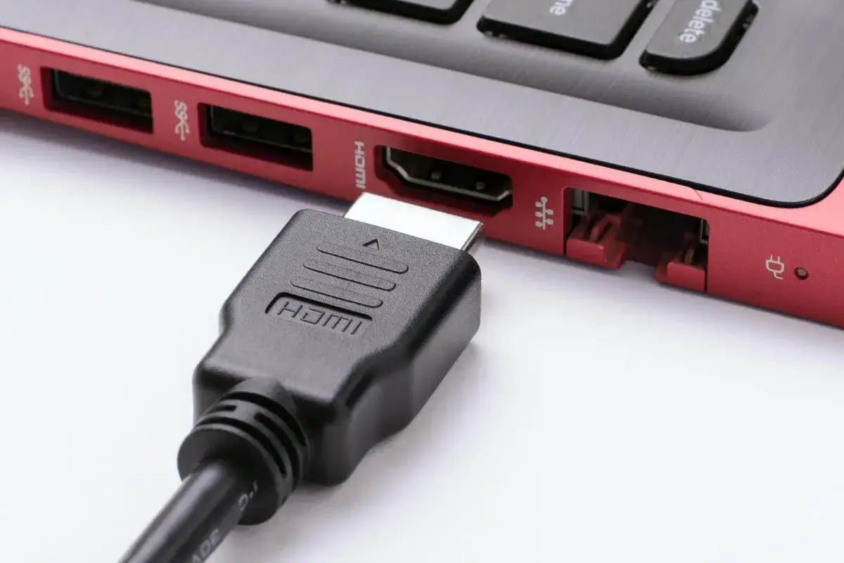 Kabel HDMI podłączony do laptopa. Czy kabel HDMI może się zepsuć? Tak, jak każdy inny kabel, może ulec uszkodzeniu.