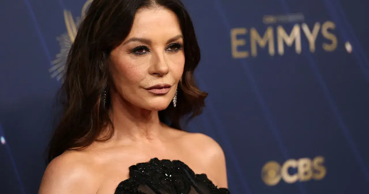 Catherine Zeta-Jones na gali Emmy. Aktorka, której catherine zeta-jones wiek dodaje uroku, prezentuje się olśniewająco w czarnej sukni.