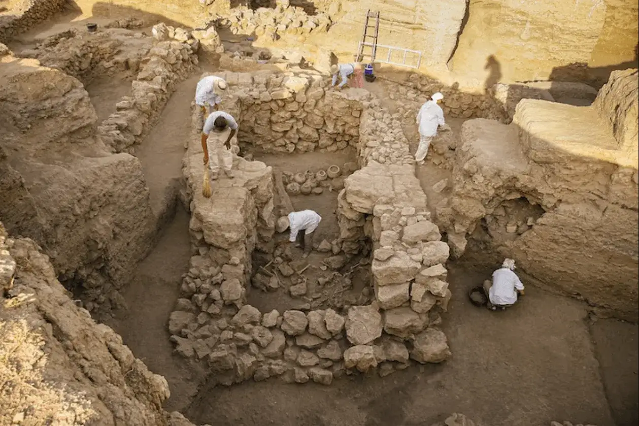 Archeolodzy pracują w starożytnym alkierzu, odsłaniając artefakty i szczątki.