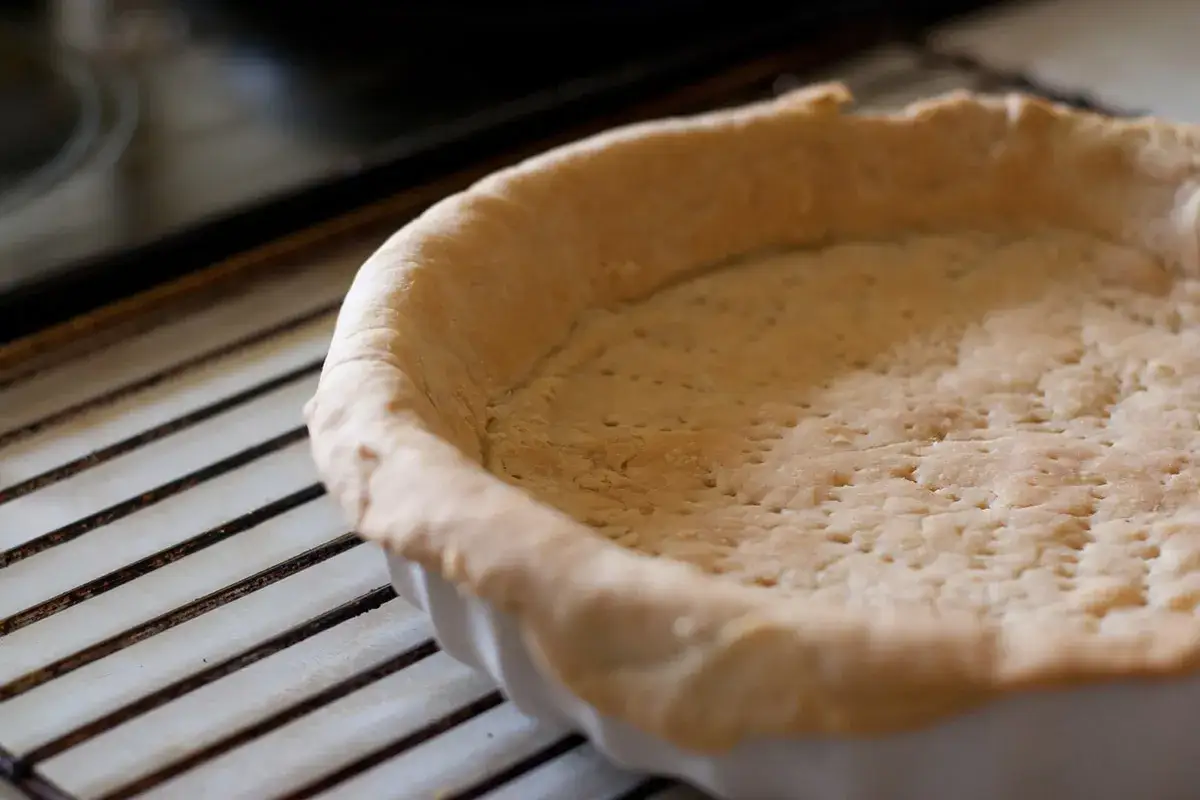 Pâte brisée allégée weight watchers prête à être garnie. Une base dorée et perforée pour une cuisson parfaite.