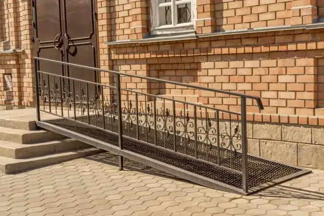 Jak załatwić podjazd dla osoby niepełnosprawnej bez zbędnych kosztów